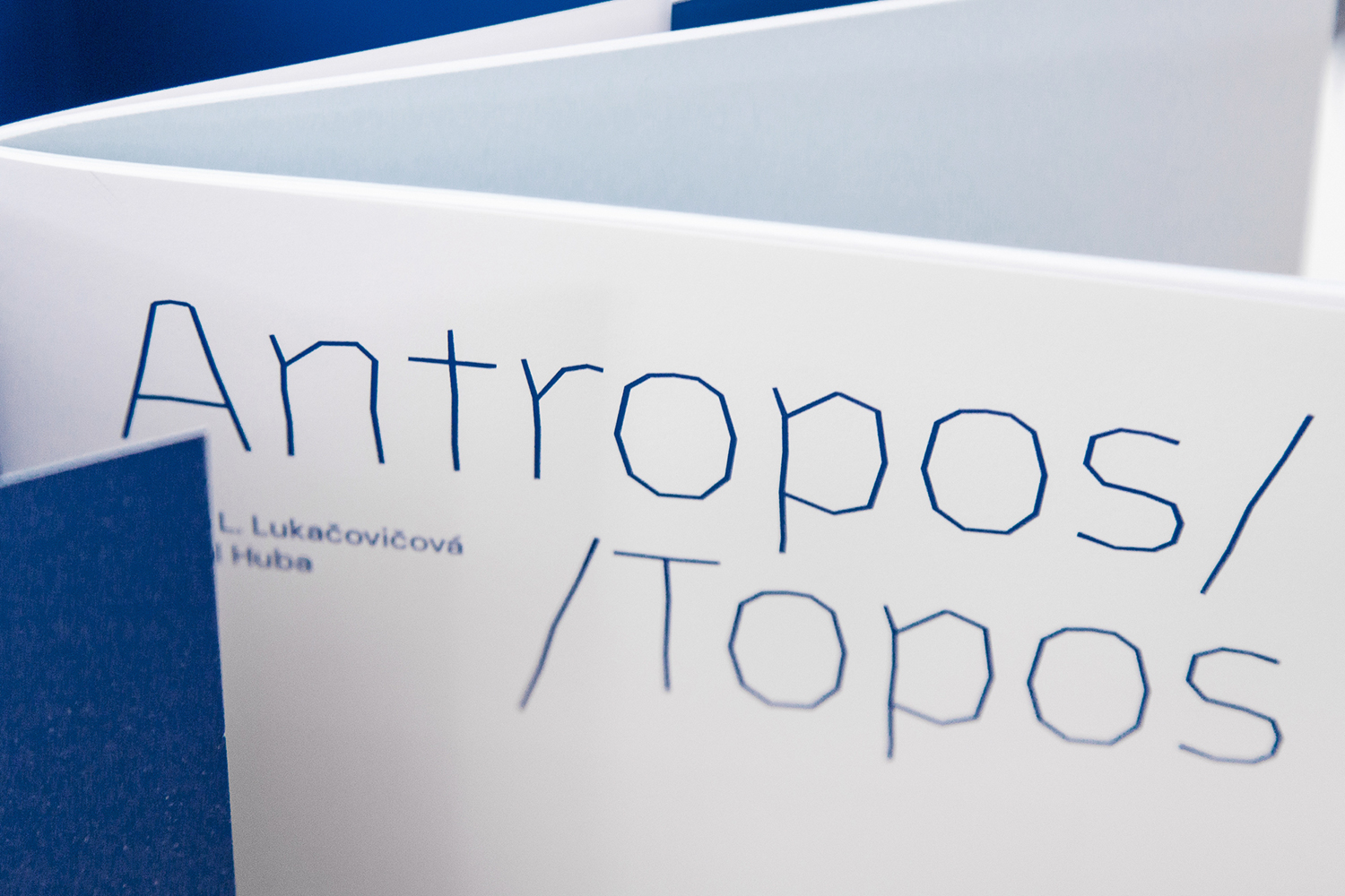 Antropos/Topos, Lukačovičová, Huba