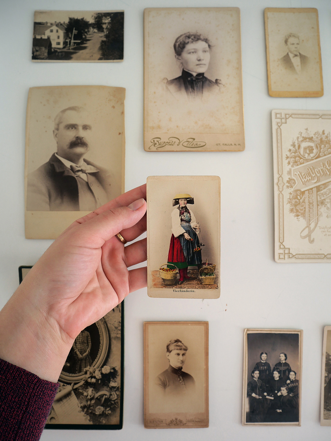 Referenčná fotografická zbierka KR a KFaNM VŠVU, ilustračný záber: albumínová kolorovaná fotografia typu vizitka